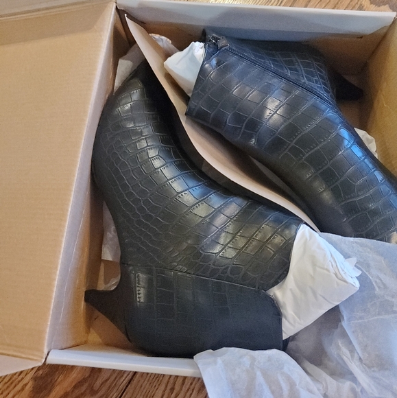 Kennth Cole Reaction 2.25" Heel Bootie Croc Skin style size 8.5 - Picture 7 of 7